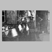 086-0057 Oma Weber  in der Tuere vom Muehlenhaus auf Gut Perkuiken. Mit der Pfeife Emanuel Haering und in Uniform der damalige Kaemmerer Posingies.jpg